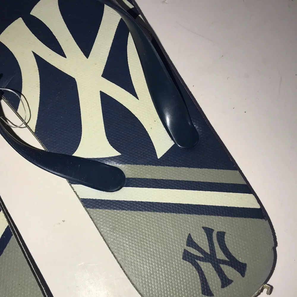 NWT Unisex MLB Yankees Flip Flops